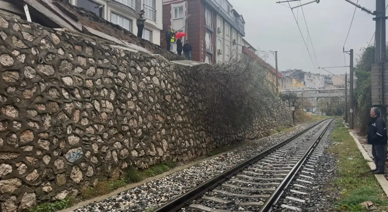 Balıkesir’de yoğun yağış duvarı yıktı! ekipler alarma geçti 2