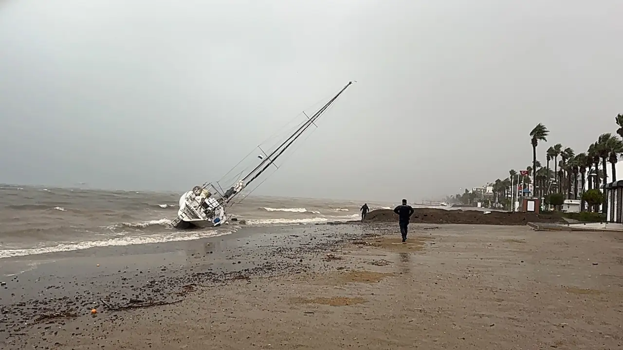 Kuvvetli fırtına Marmaris’i felç etti! Yelkenliler karaya oturdu 5