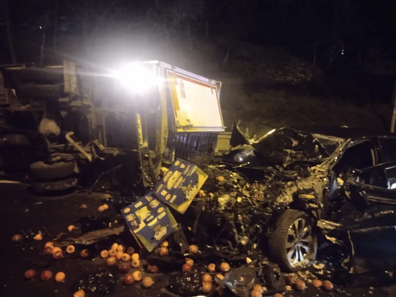 TEM’de dehşet! Otomobil meyve yüklü kamyonete çarptı 6