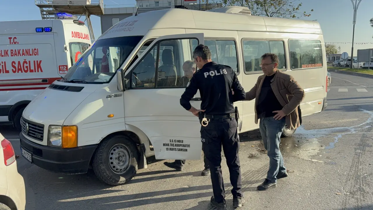 Samsun'da korkutan kaza! Minibüsle otomobil çarpıştı 2