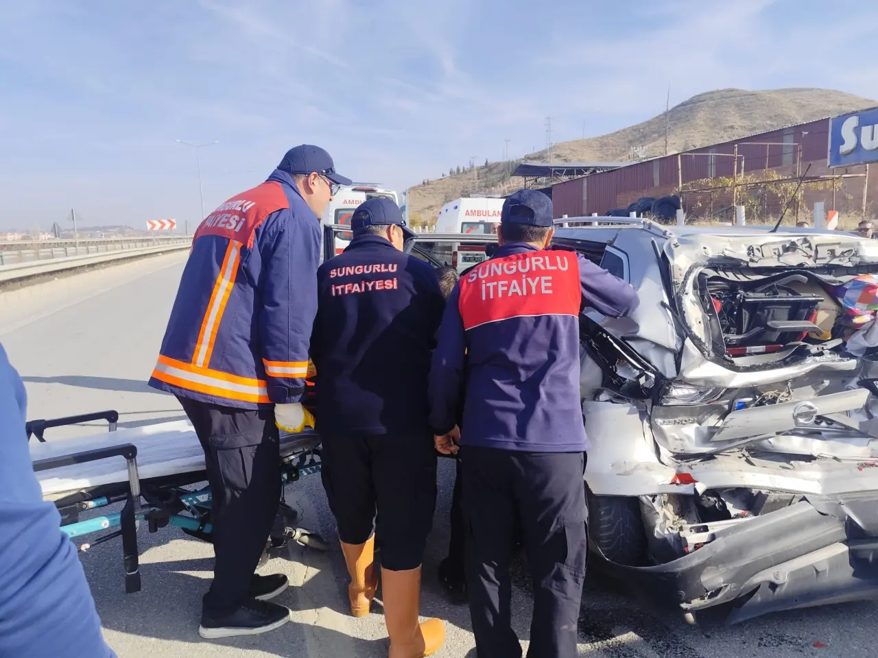 Cip ve kamyon çarpıştı! Aile tatili kabusa döndü 5