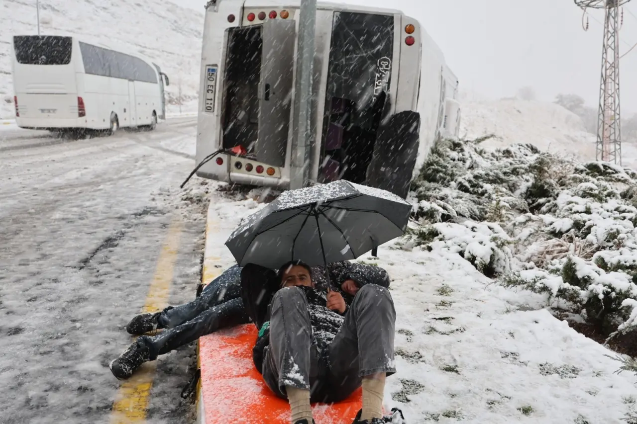 Nevşehir’de takla atan işçi servisinden ilginç görüntü: O anlar dikkat çekti! 3