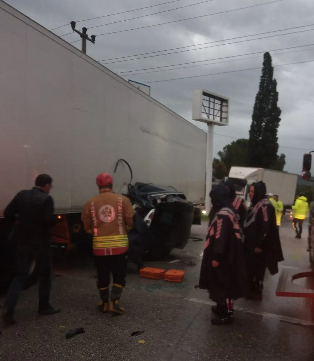 Akhisar yolunda ölümcül çarpışma! Araç tırın altında kaldı 1