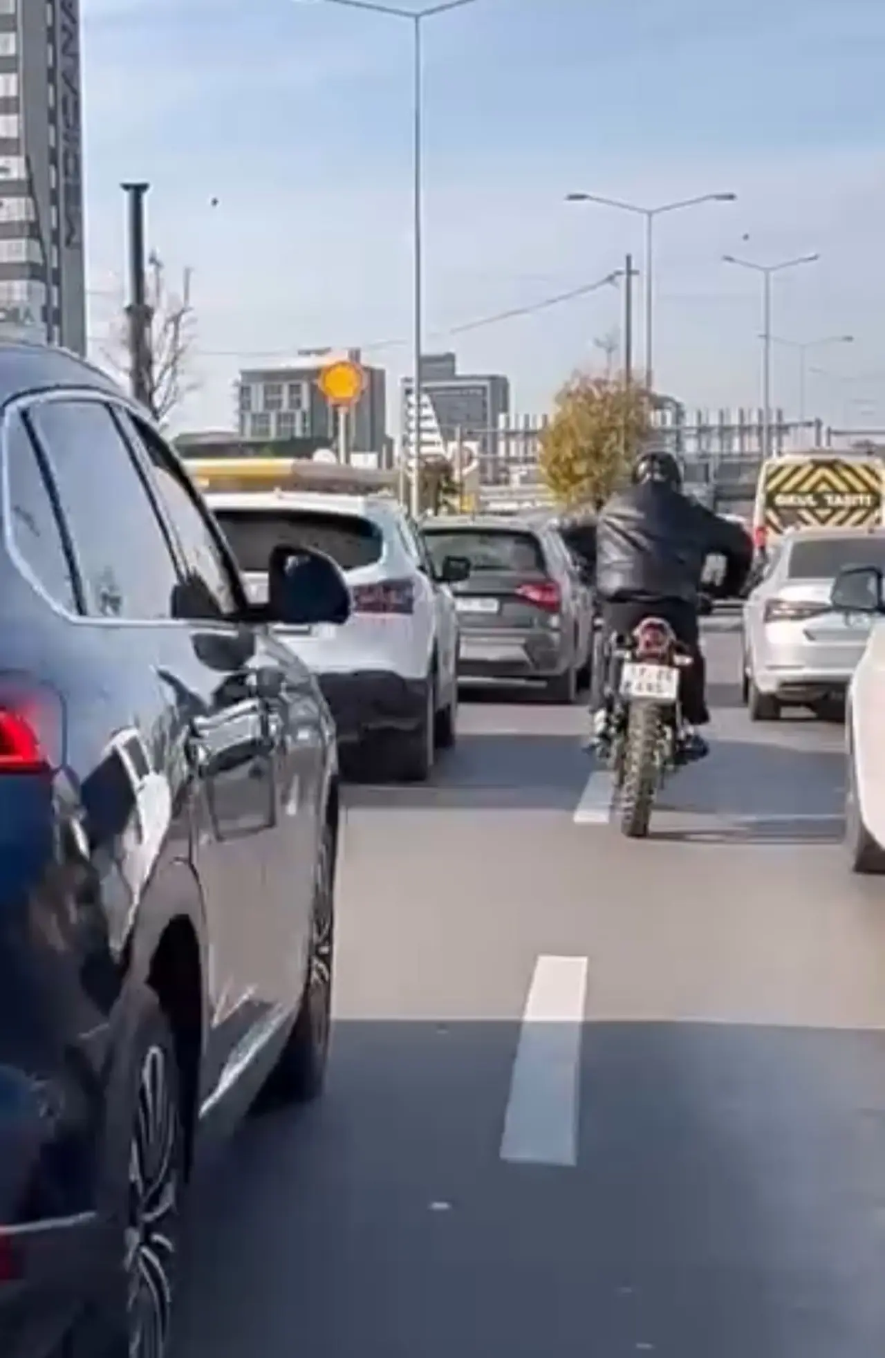 Bursa’da motosiklet üzerindeki tehlikeli şov kameralara yansıdı! 3