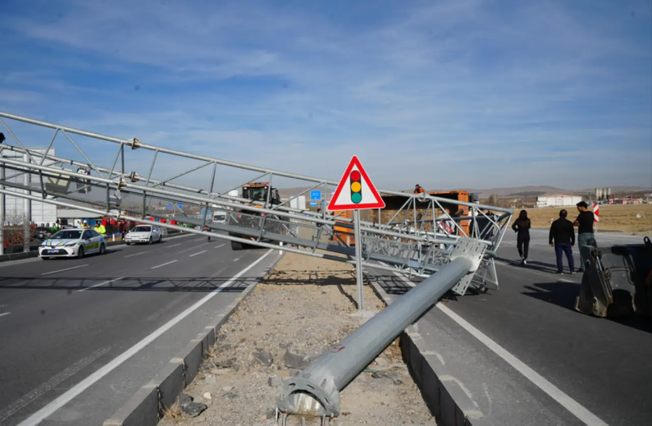 Yol üzerinde şok anları! EDS direği kamyon darbesiyle çöktü 4