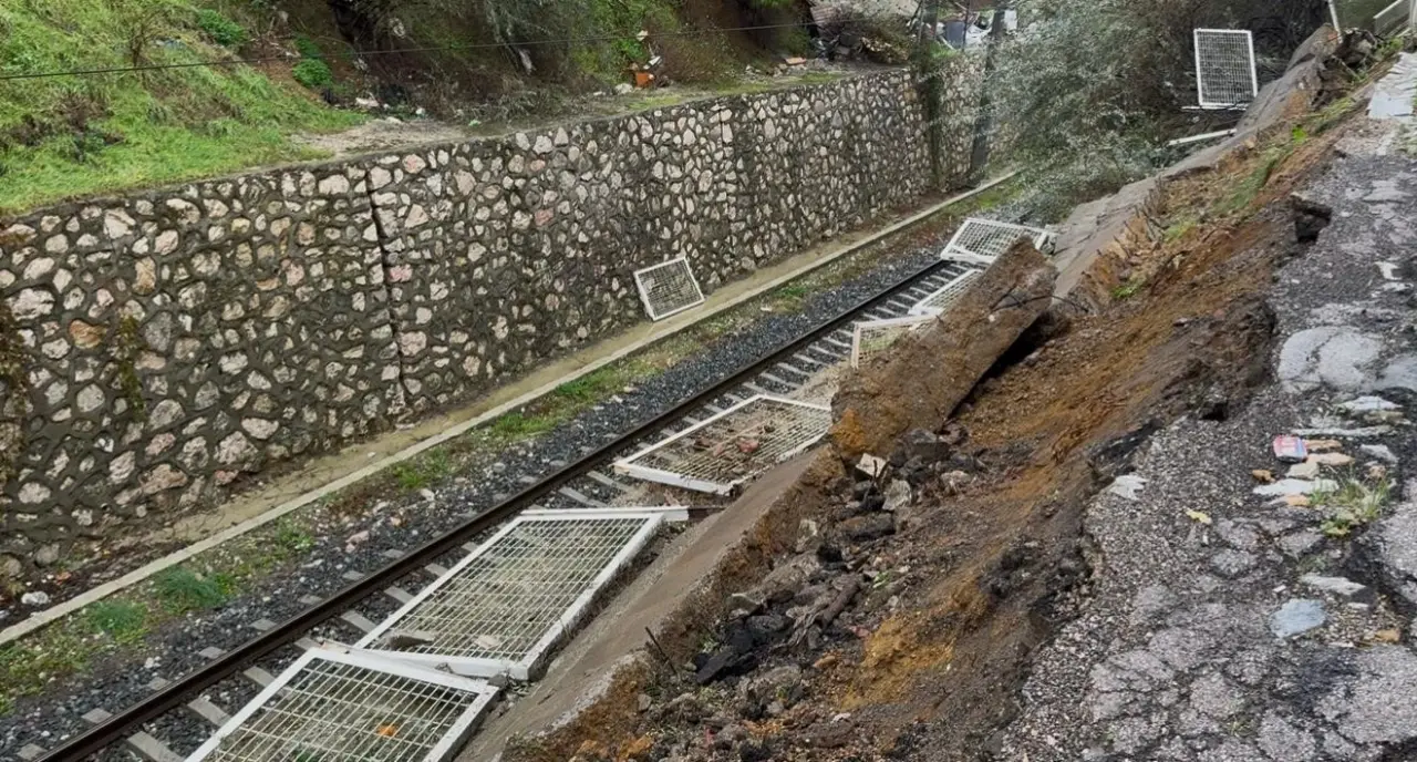 Balıkesir’de yoğun yağış duvarı yıktı! ekipler alarma geçti 3