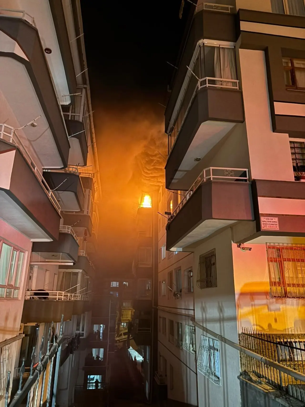 Mamak’ta şoke eden yangın! Apartman alevler içinde 1
