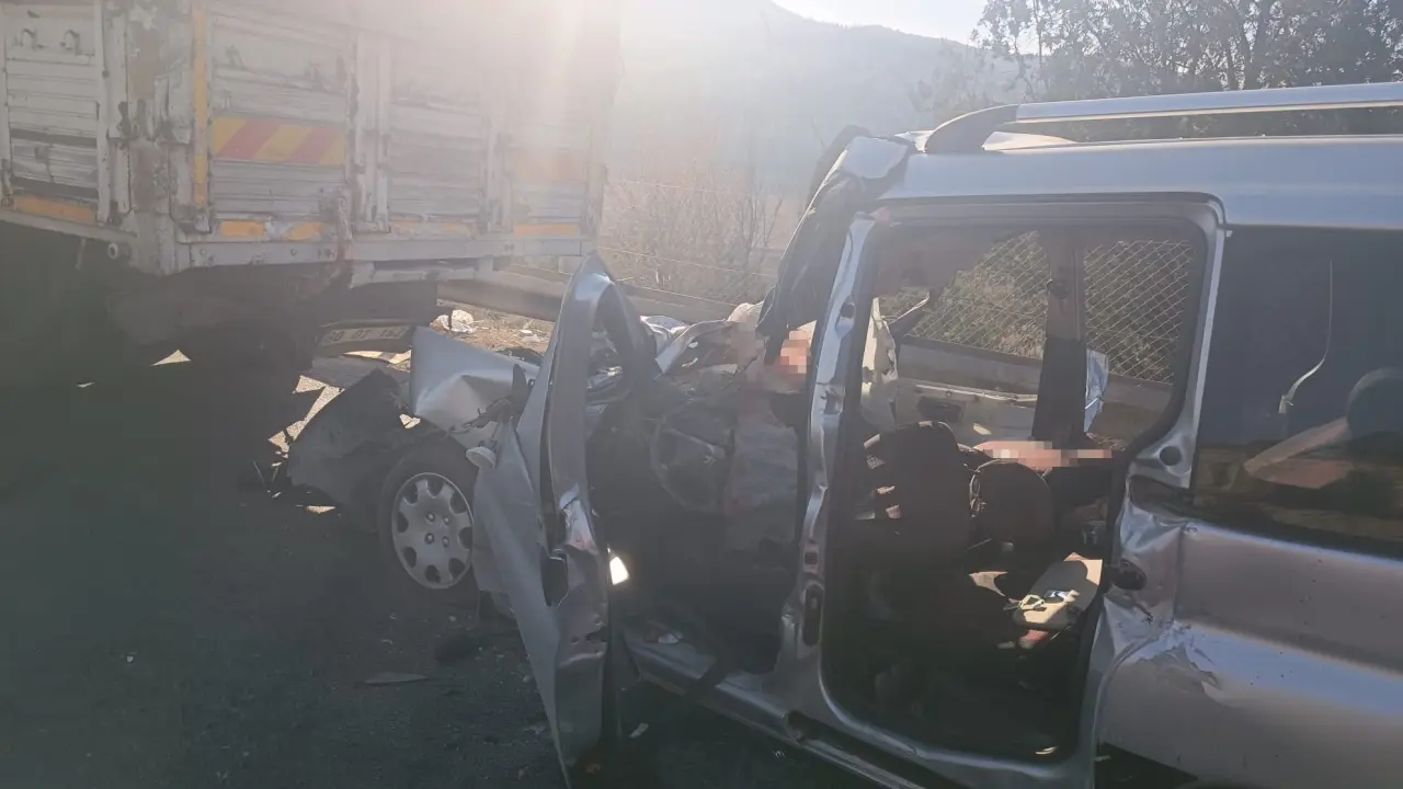 Mersin otoyolunda ölüm saçan kaza! Park halindeki araca çarptı 2