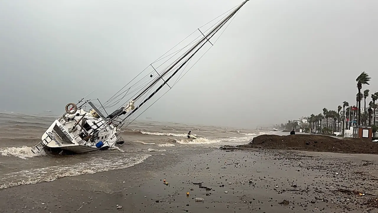 Kuvvetli fırtına Marmaris’i felç etti! Yelkenliler karaya oturdu 1