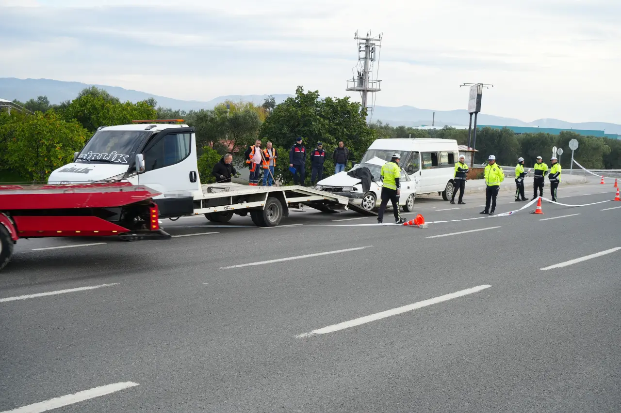 Balıkesir’de kavşakta feci kaza: 1 ölü, 4 yaralı 4