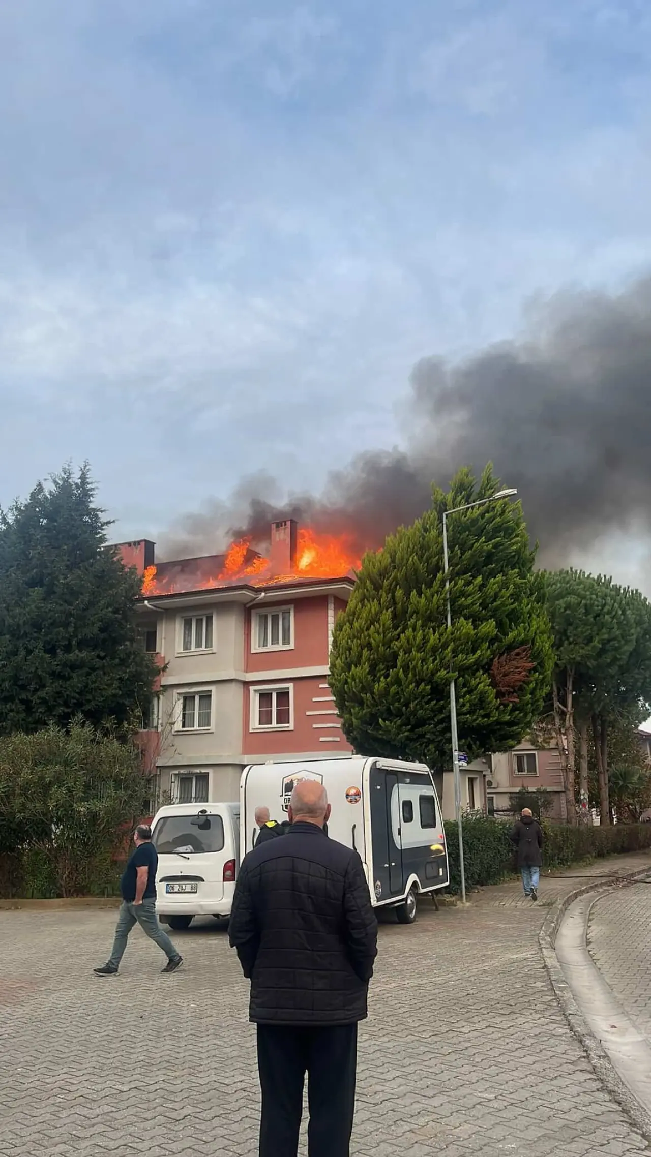 Çatıyı saran alevler gökyüzüne sardı! Korku dolu dakikalar 2