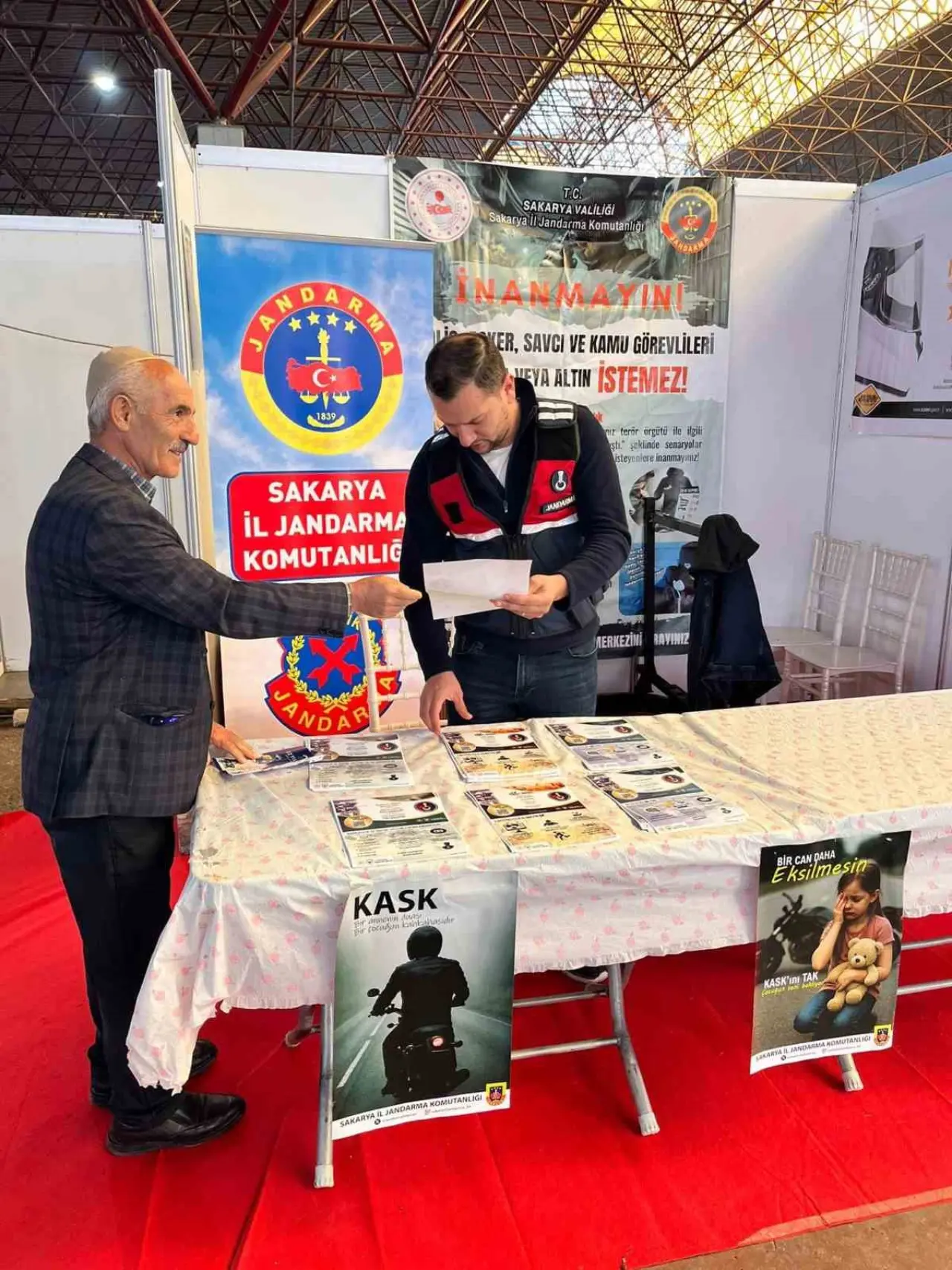 Jandarmadan tarım fuarında çiftçilere uyarı 1