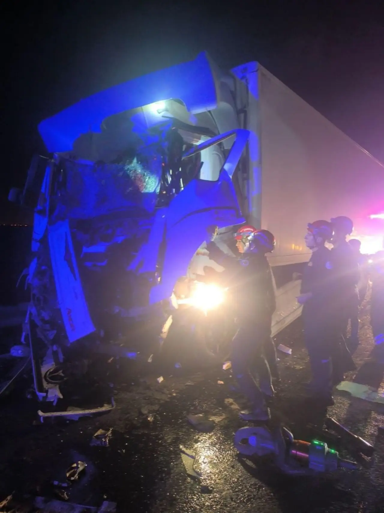 Adana’da korkunç çarpışma! Tır park halindeki otobüse daldı 1