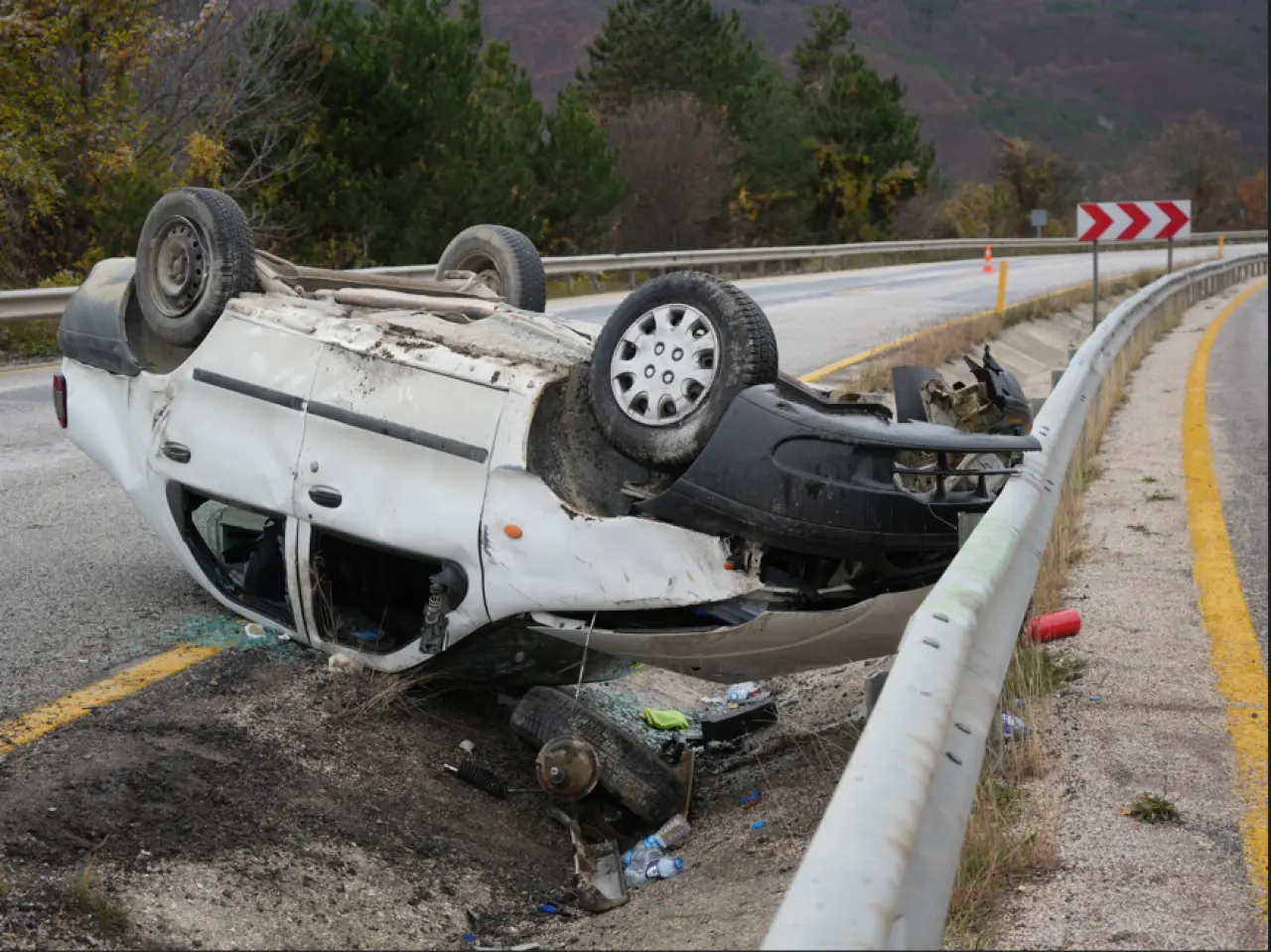 Kastamonu yolunda korku dolu anlar: Araç takla attı 1