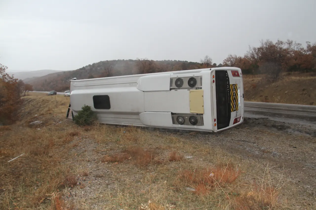 Kaygan yolda facia! Servis devrildi çok sayıda yaralı var 1