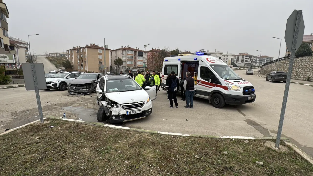 Kavşakta feci çarpışma! Karabük’te korkutan kaza anı kamerada 2