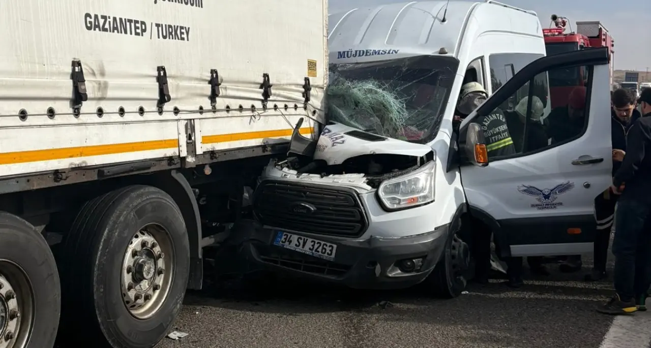 Gaziantep'te dehşet anı! Minibüs tıra arkadan çarptı 1