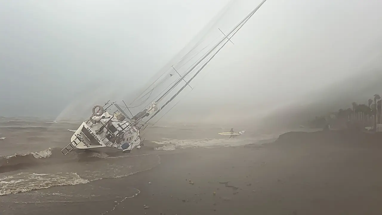 Kuvvetli fırtına Marmaris’i felç etti! Yelkenliler karaya oturdu 3