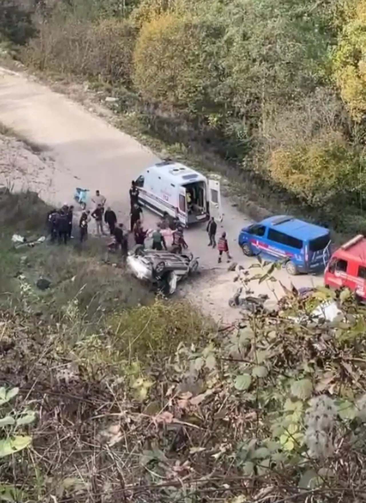 D-140 karayolunda aile faciası! Araç metrelerce yuvarlandı 5