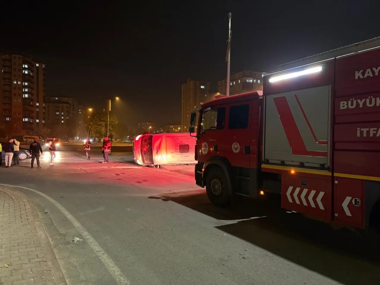 Kayseri'de korku kolu anlar! Çarpışmanın ardından servis yan yattı 3