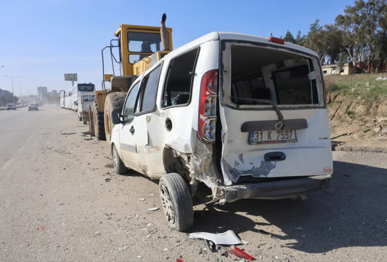 Bir hamleyle üç aracı biçti! Ortalık savaş alanına döndü 3