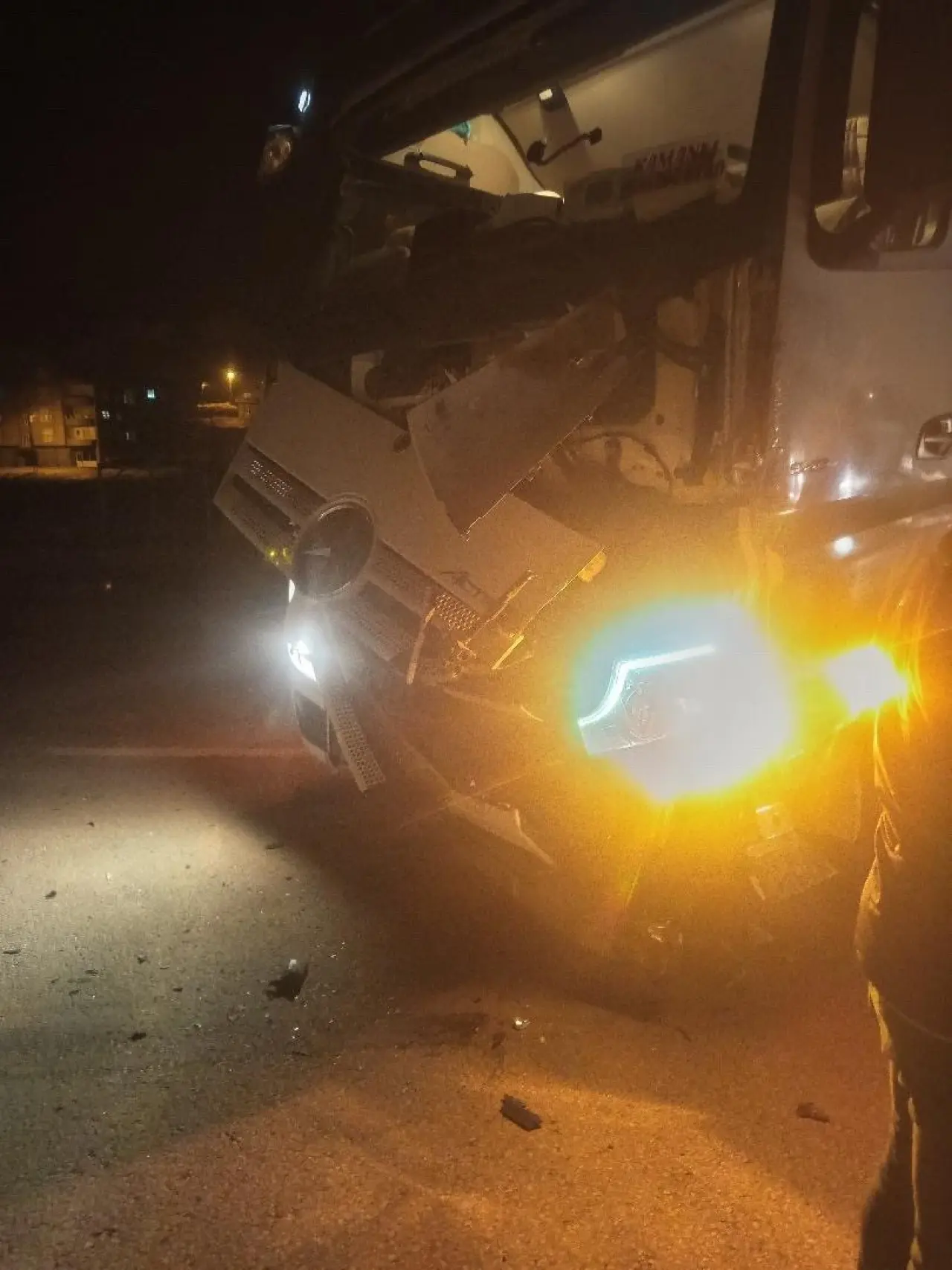 Trafiği bir anda felç eden kaza! Tır ve minibüs kafa kafaya geldi 1