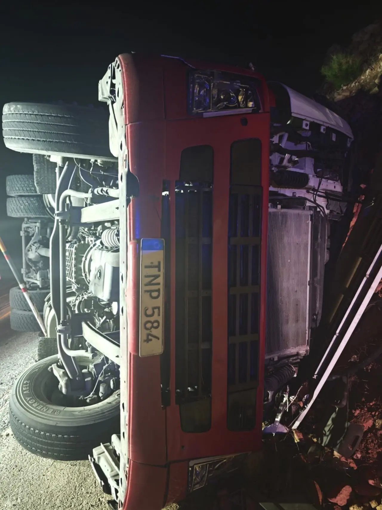 Mut-Karaman yolunda can pazarı! Tır şarampole yuvarlandı 2