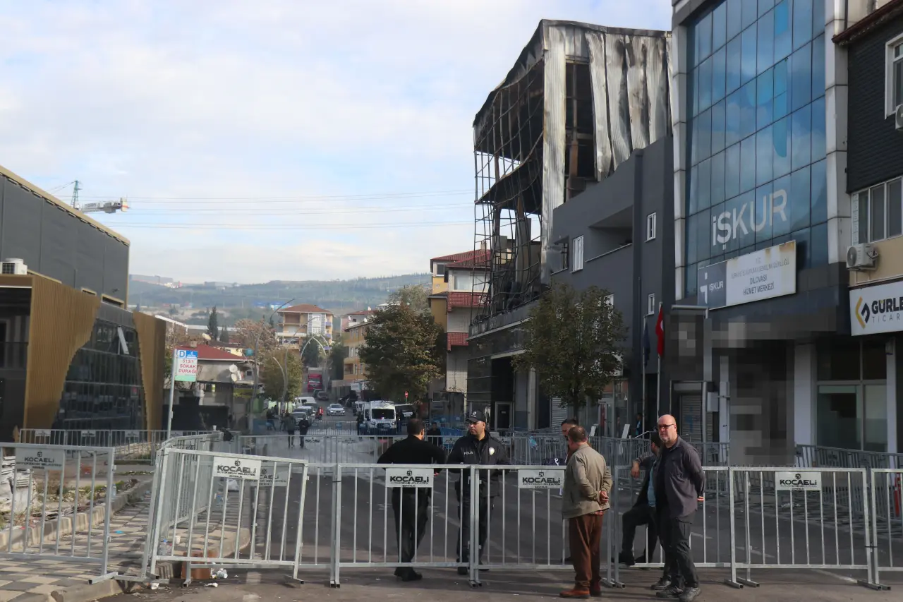 Yangında altı can gitti, aileler yasta: 'Birbirlerine sarılarak ölmüşler' 4