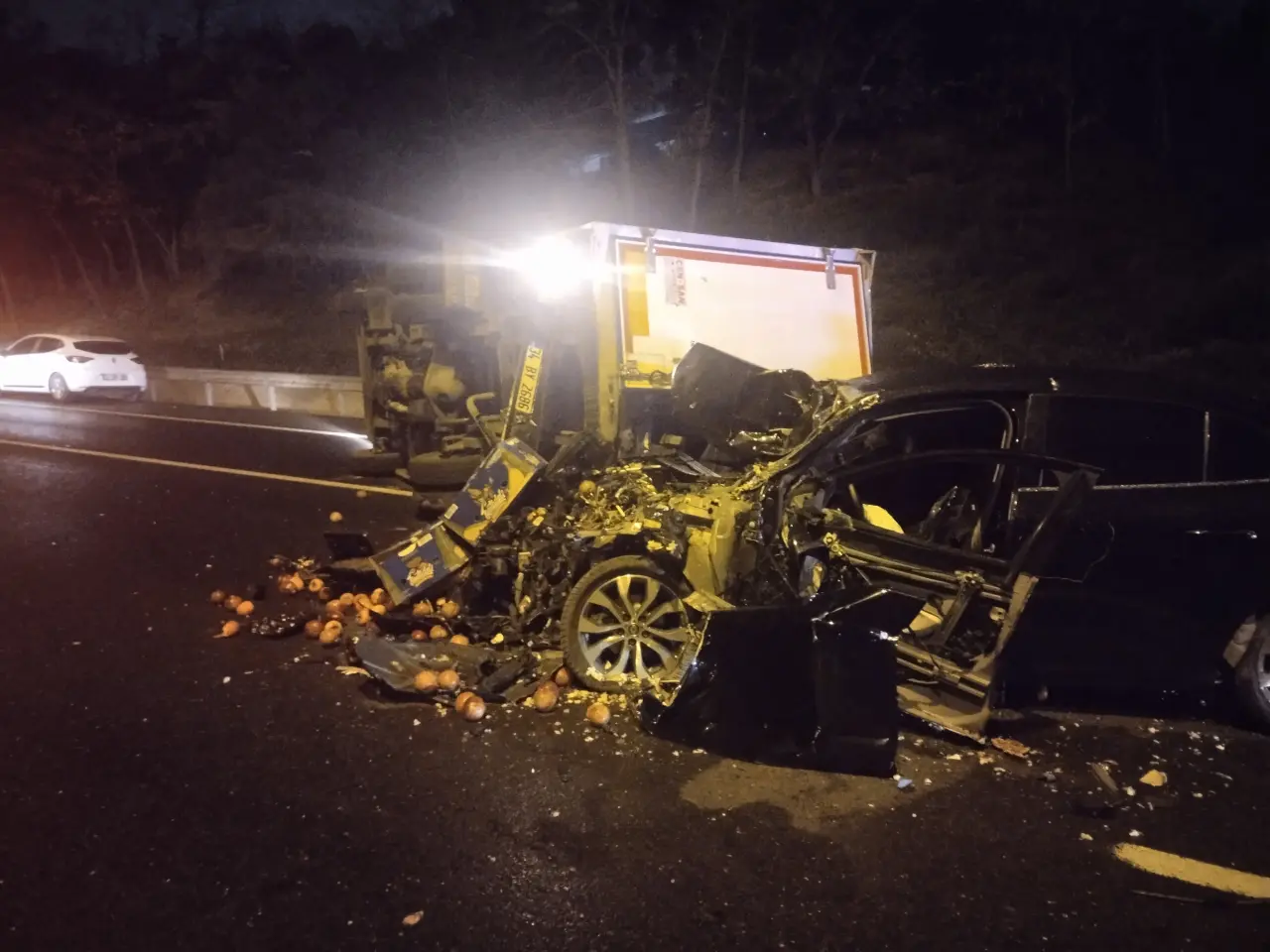 TEM’de dehşet! Otomobil meyve yüklü kamyonete çarptı 3