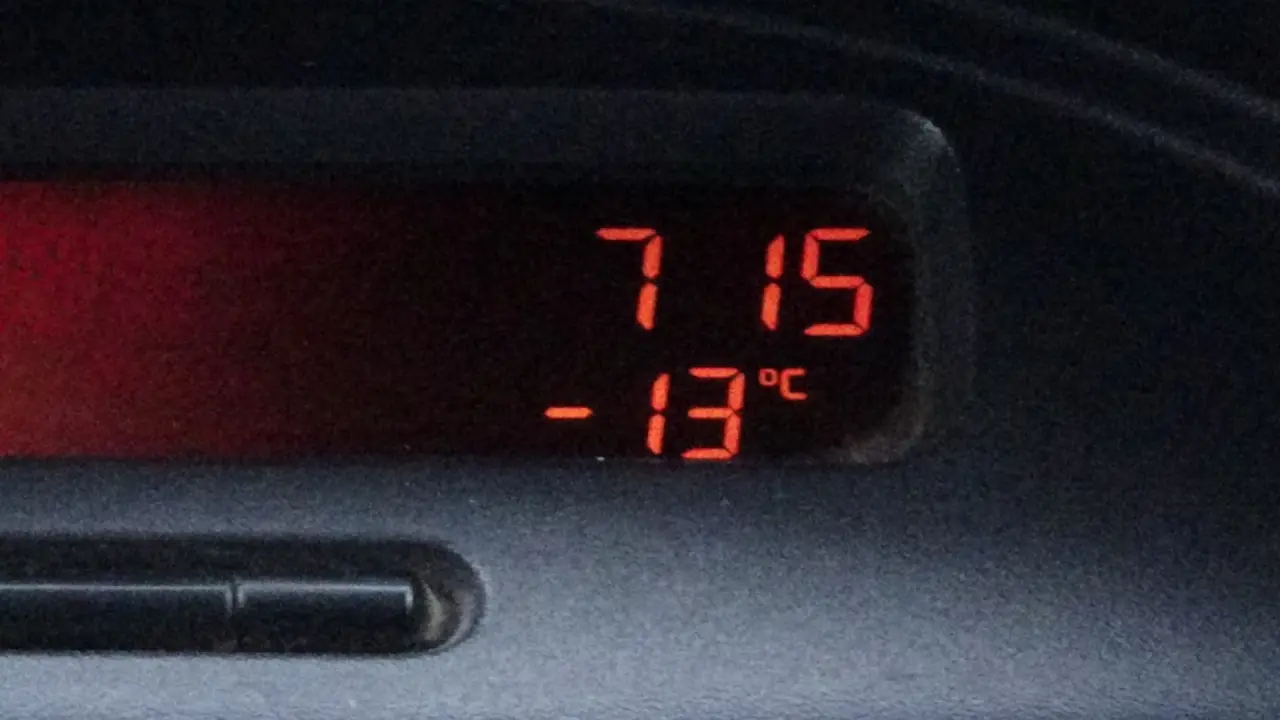 Kars’ta eksi 13 şoku! Araçların camları buz tuttu 1