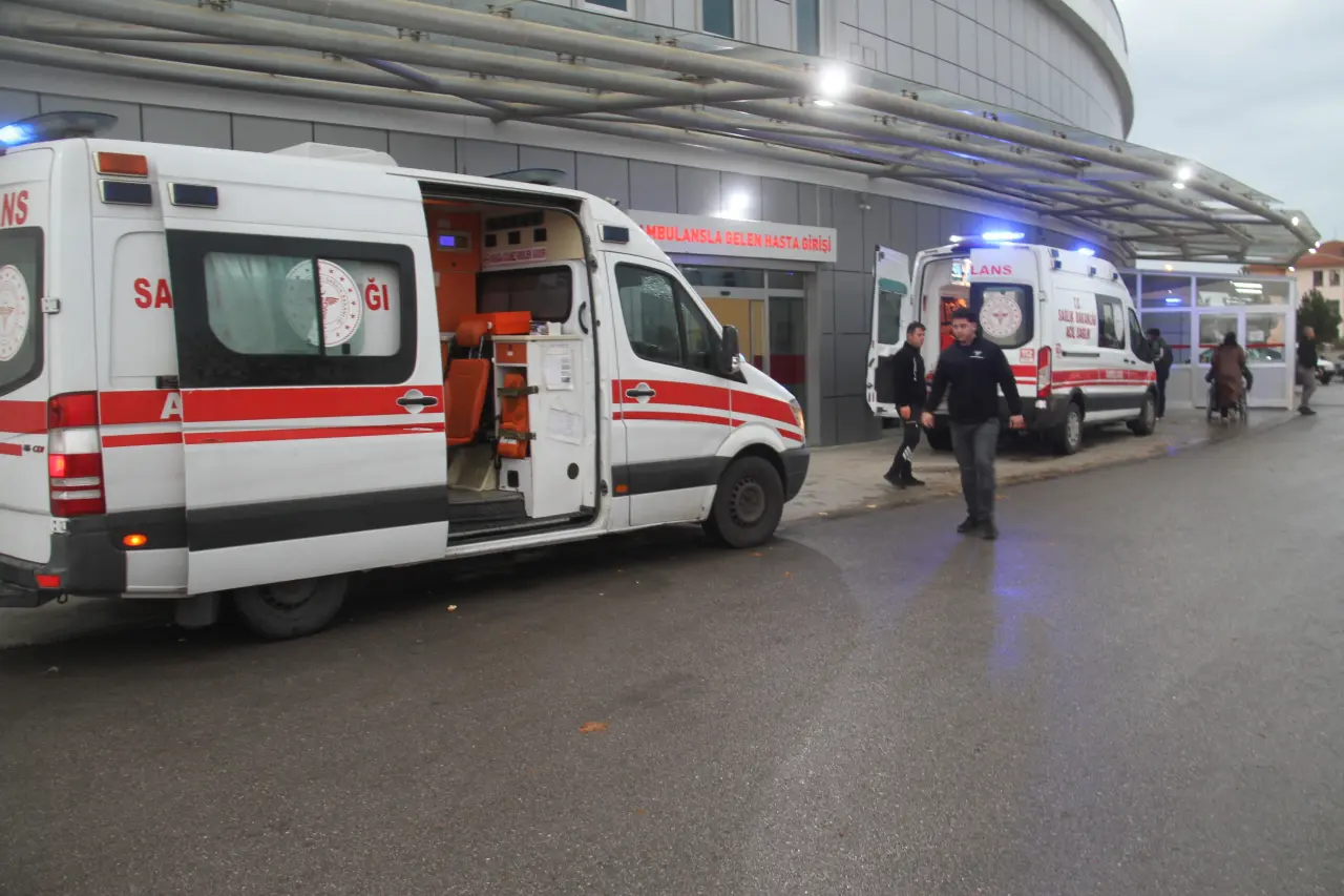 Kaygan yolda facia! Servis devrildi çok sayıda yaralı var 5