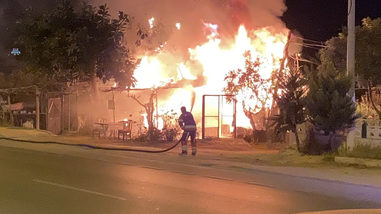 Mersin'de ahşap baraka alev alev yandı: Komşular dehşeti anlattı! 2