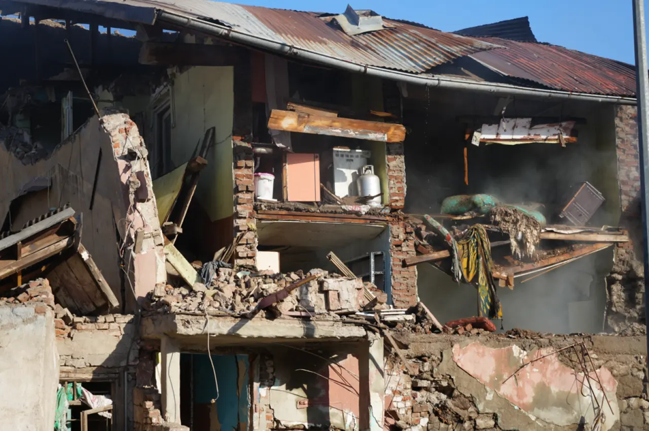 Erzurum'da doğal gaz patlaması mahalleyi sarstı! 1