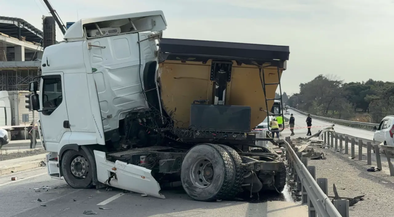 Arnavutköy’de kamyonlar birbirine girdi! Yol savaş alanına döndü 1