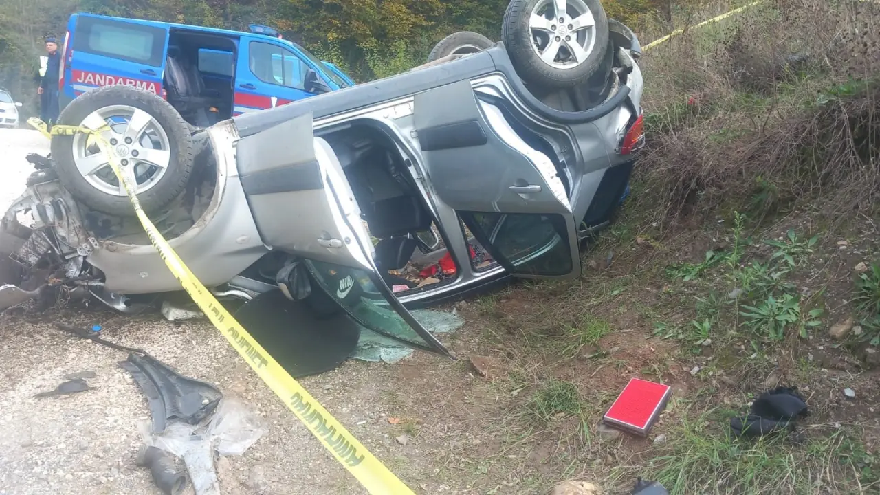 D-140 karayolunda aile faciası! Araç metrelerce yuvarlandı 1