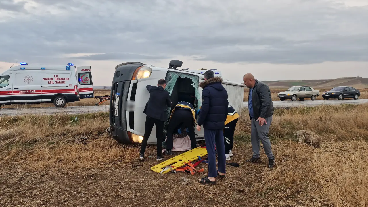 Alaca yolu korku dolu anlara sahne oldu! Minibüs tarlaya uçtu 2
