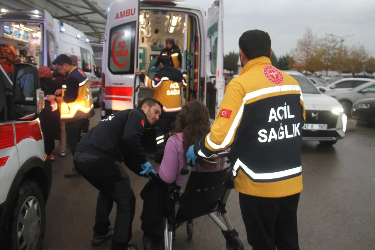 Kaygan yolda facia! Servis devrildi çok sayıda yaralı var 2