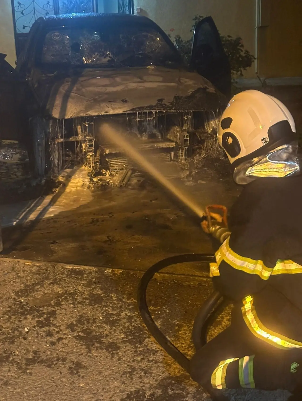 Park halindeki otomobil bir anda alev topuna döndü! Mahalle şoke oldu 2