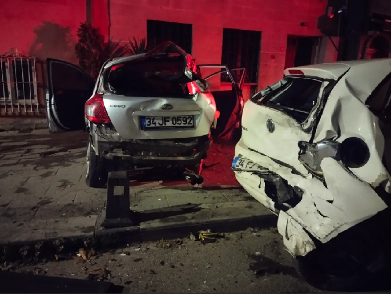 Üsküdar’da feci kaza: Ortalık savaş alanına döndü! 1