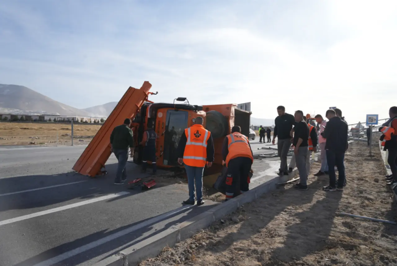 Yol üzerinde şok anları! EDS direği kamyon darbesiyle çöktü 3