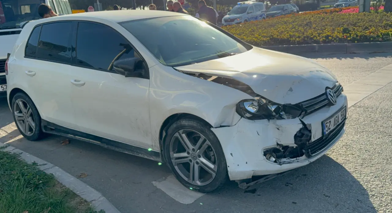 Samsun'da korkutan kaza! Minibüsle otomobil çarpıştı 1