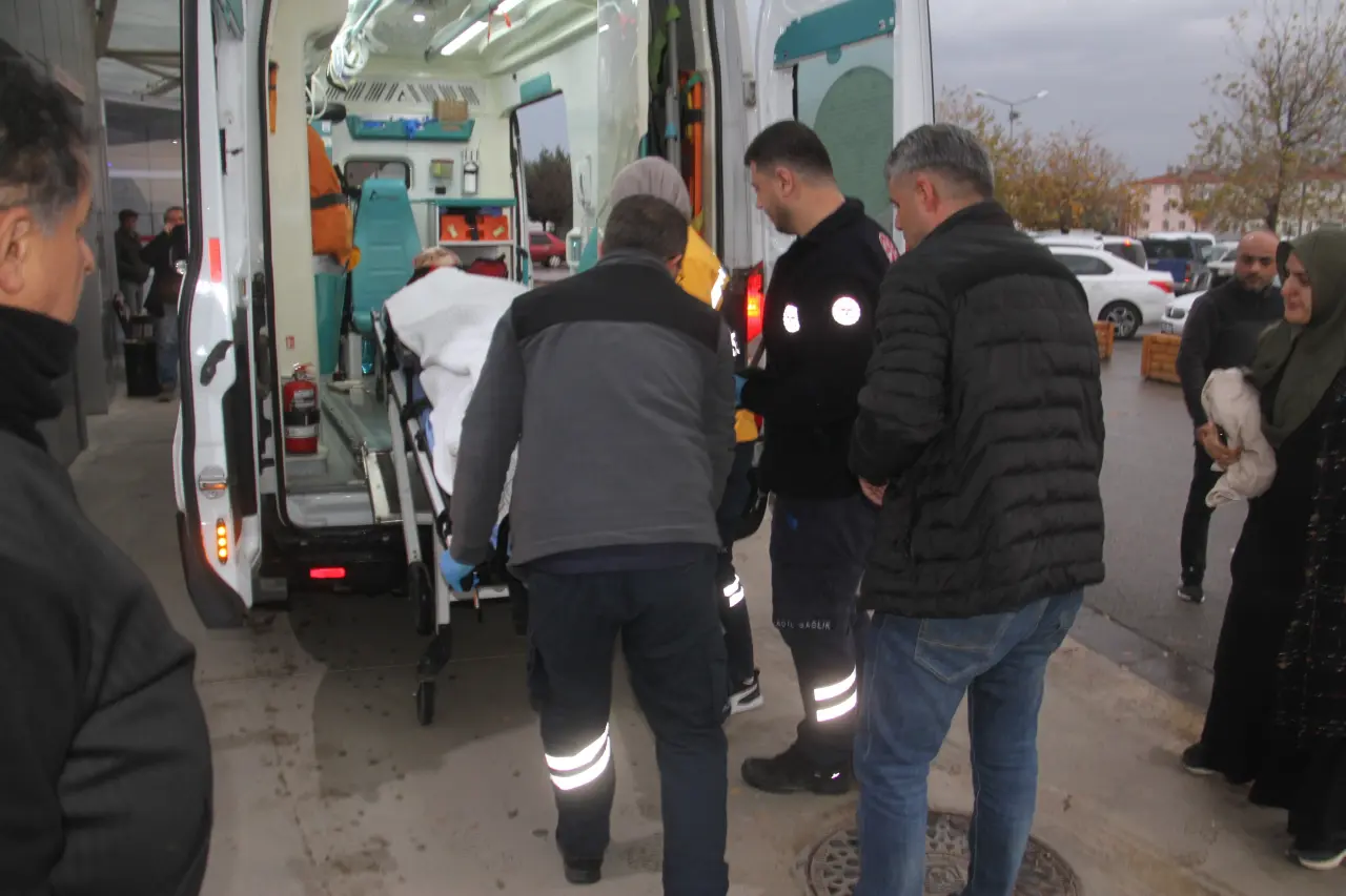 Kaygan yolda facia! Servis devrildi çok sayıda yaralı var 4