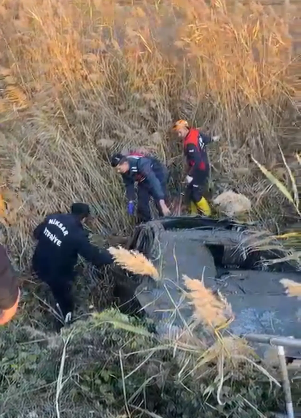 Niksar’da feci kaza! Tarlaya devrilen otomobil can aldı 4