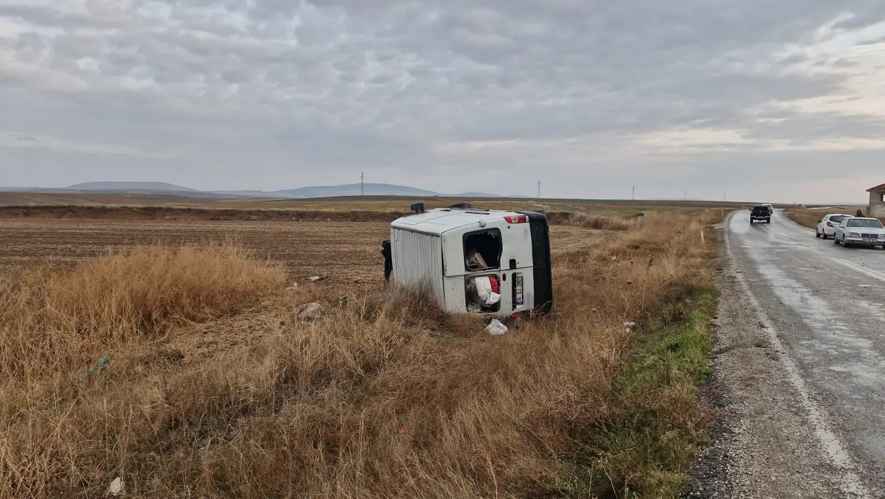 Alaca yolu korku dolu anlara sahne oldu! Minibüs tarlaya uçtu 1