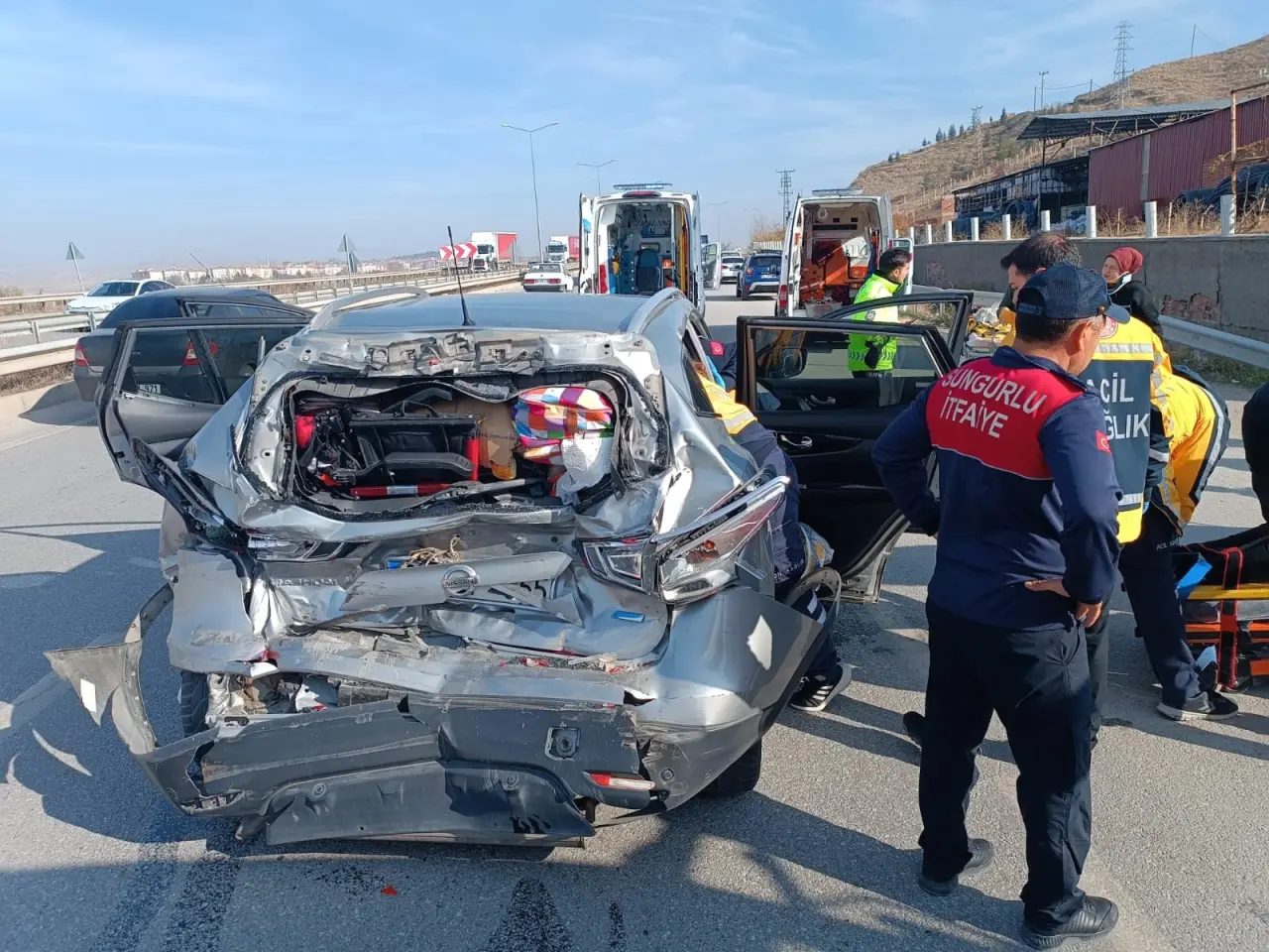 Cip ve kamyon çarpıştı! Aile tatili kabusa döndü 1