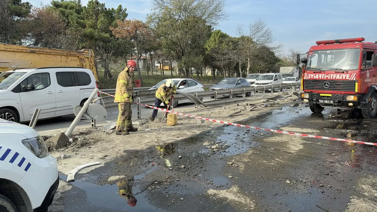 Arnavutköy’de kamyonlar birbirine girdi! Yol savaş alanına döndü 4