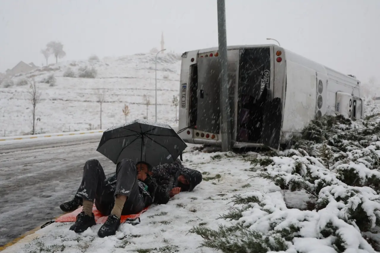 Nevşehir’de takla atan işçi servisinden ilginç görüntü: O anlar dikkat çekti! 2