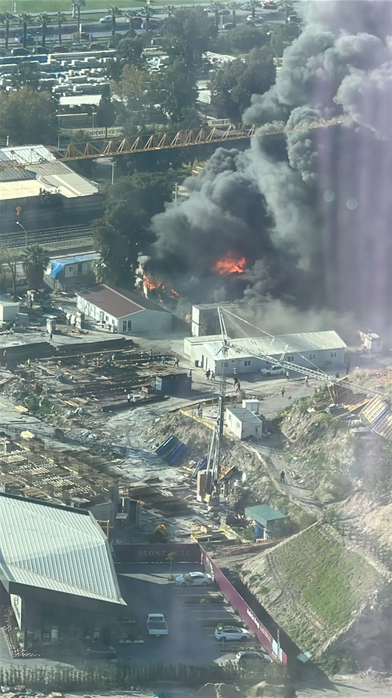 İzmir’de gökyüzünü kaplayan kara duman görenleri şaşkına çevirdi 1