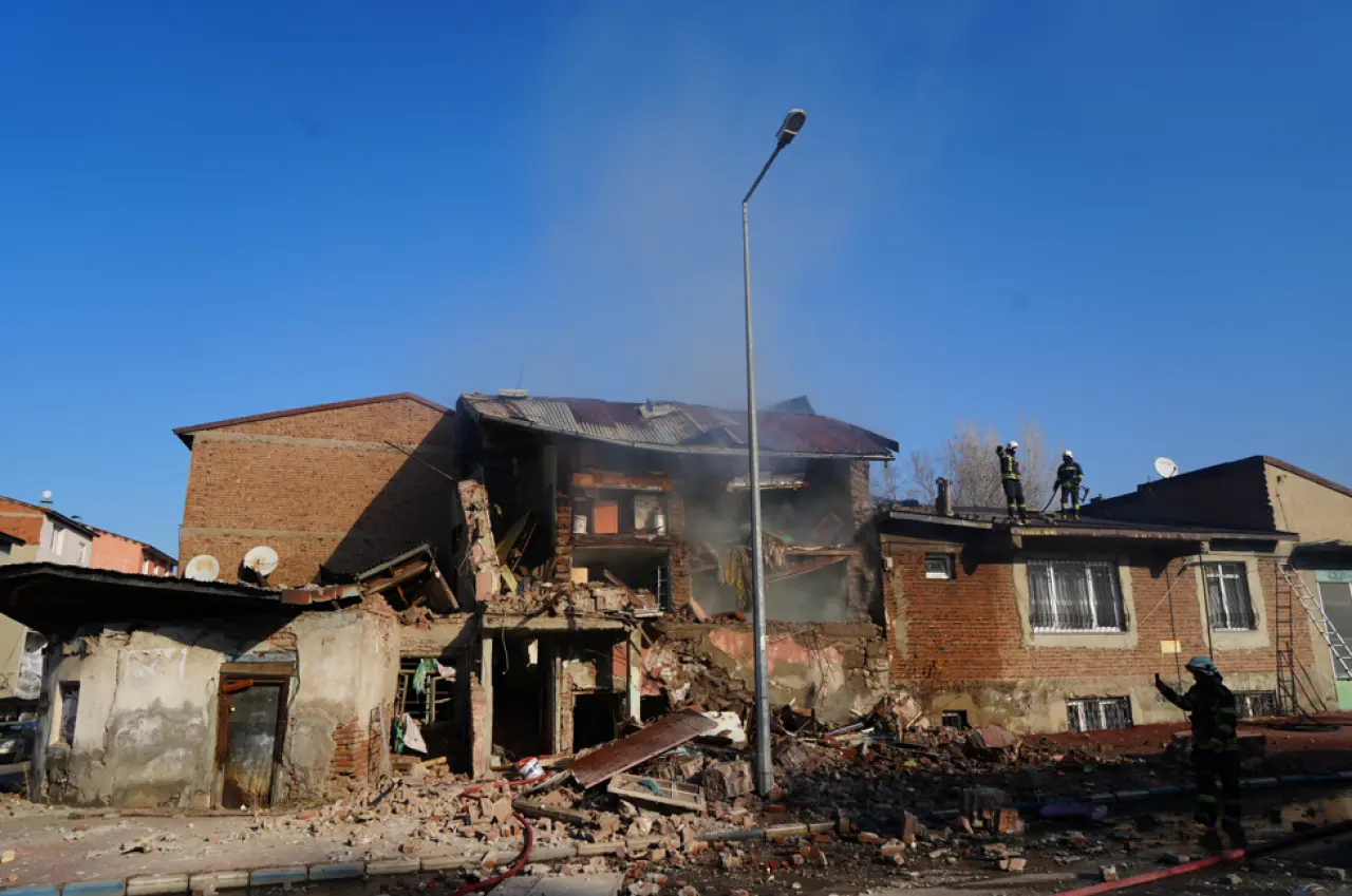 Erzurum'da doğal gaz patlaması mahalleyi sarstı! 10