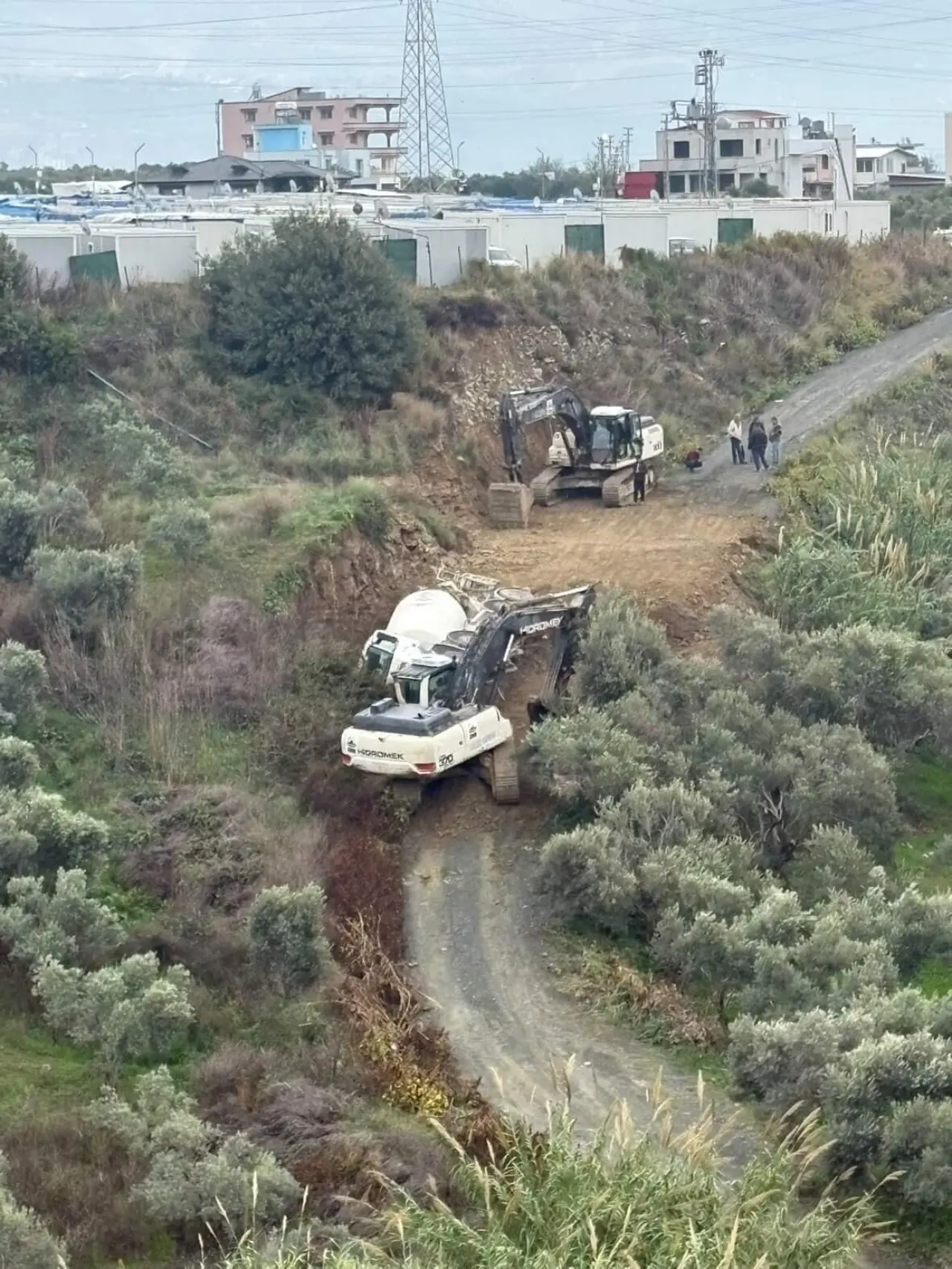 Kaygan zeminde feci devrilme: Beton mikseri yola kapandı 2